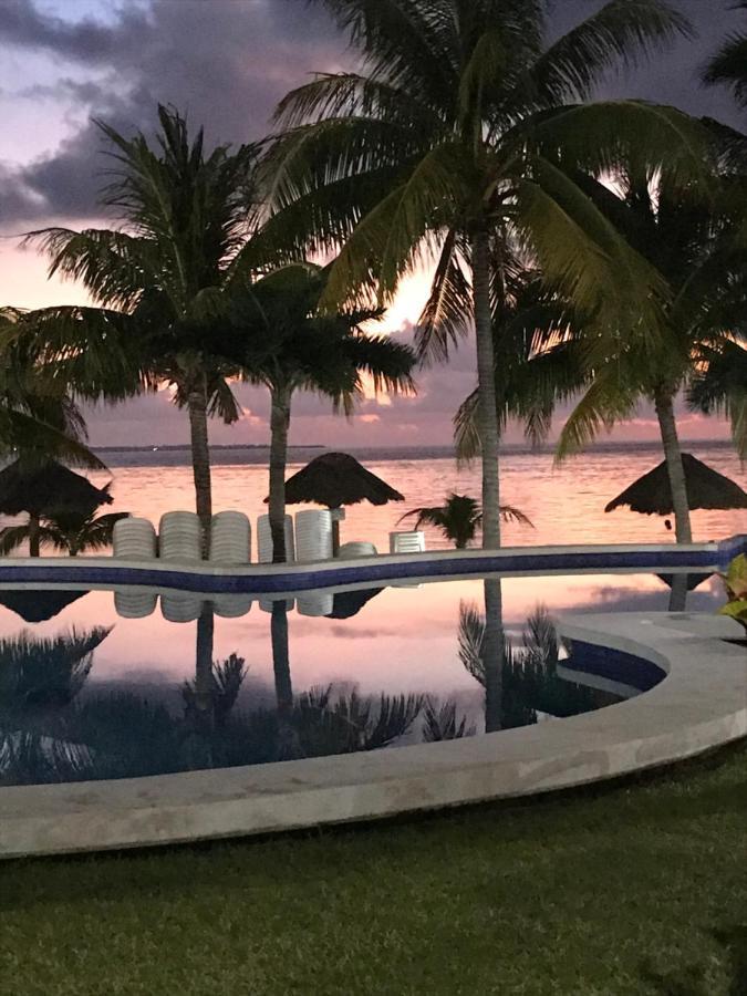 Front Beach Private Room With Shared Bathroom Cancun Exterior photo