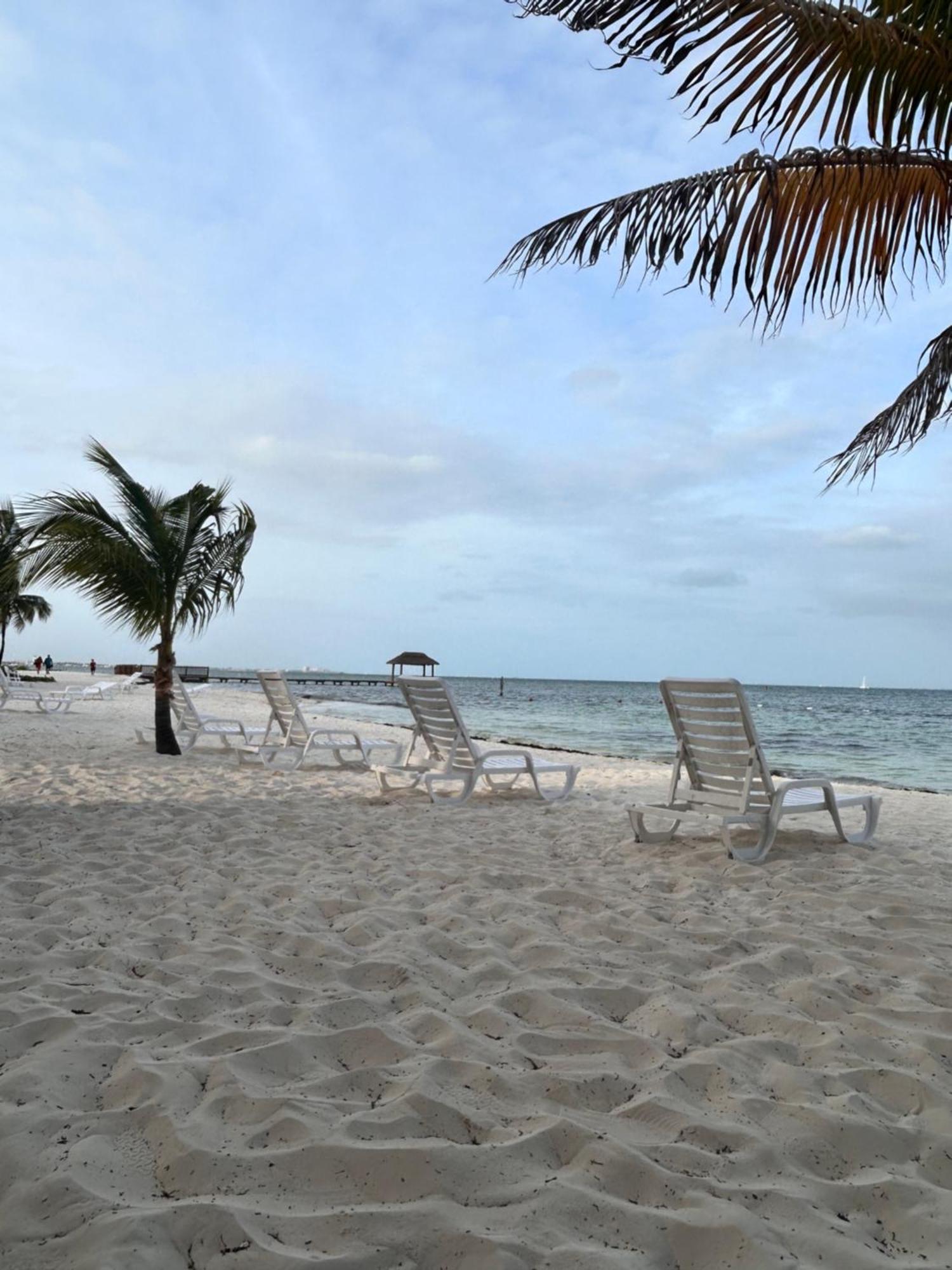 Front Beach Private Room With Shared Bathroom Cancun Exterior photo